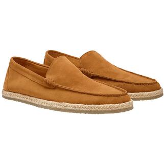 Twee bruine espadrille-mocassins naast elkaar op een lichte achtergrond.
