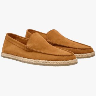 Twee bruine espadrille-mocassins naast elkaar op een lichte achtergrond.