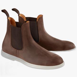 Twee bruine Chelsea Boots van Turduli, voorkant gezien.