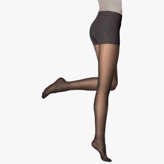 Vrouw met zwarte contourstrumpfhose, die op één been poseert.