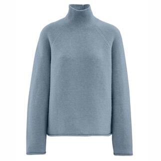 Lichtblauwe boxy pullover met hoge kraag.