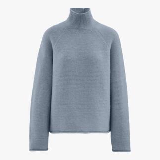 Lichtblauwe boxy pullover met hoge kraag.