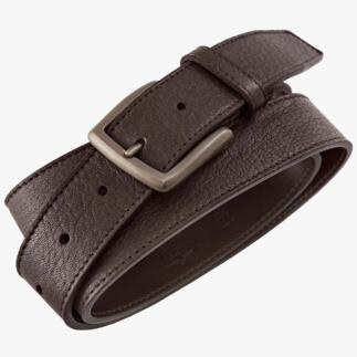 Bruine hertenleren riem met gesp, op een witte achtergrond.