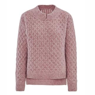 Roze trui met gestructureerd oppervlak, hoge kraag en casual snit.