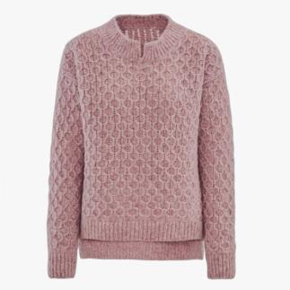 Roze trui met gestructureerd oppervlak, hoge kraag en casual snit.