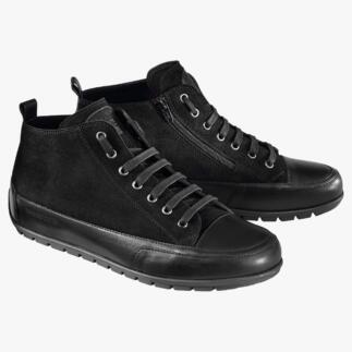 Zwarte mid cut sneaker van suède, als paar weergegeven.