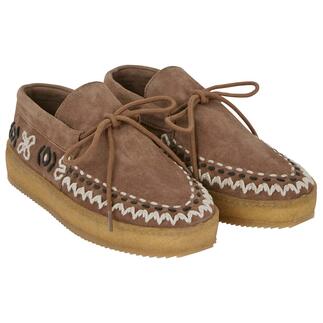 Twee bruine boho-mocassins naast elkaar, met veters en patronen.