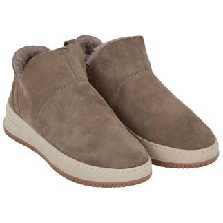Twee bruine lamswollen sneakers naast elkaar.