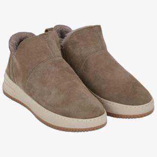 Twee bruine lamswollen sneakers naast elkaar.