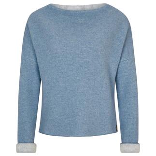 Blauw trui met ruime halslijn en gestreepte mouwen.
