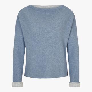 Blauw trui met ruime halslijn en gestreepte mouwen.