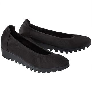 Paar zwarte arche comfort ballerina's met een modern ontwerp.