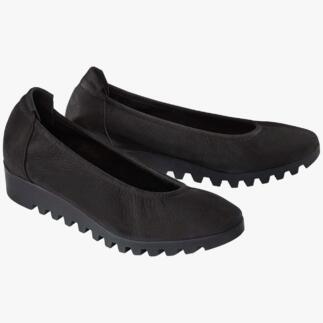 Paar zwarte arche comfort ballerina's met een modern ontwerp.