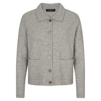 Grijze cardigan met knopen en zakken, plat gelegd op een lichte achtergrond.