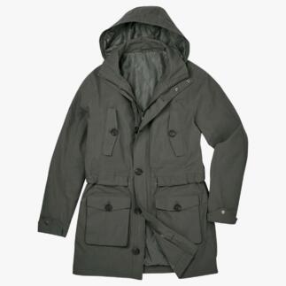 Olijfgroene parka met open capuchon op de tafel.
