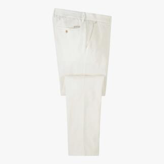Lichtgekleurde chino in ecru met zijlabel.