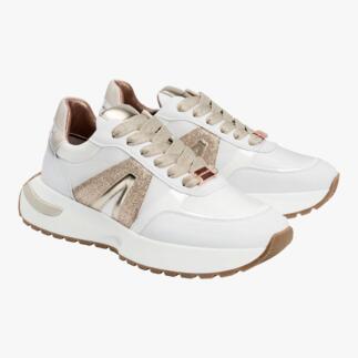 Moderne witte glamour sneakers met gouden accenten.