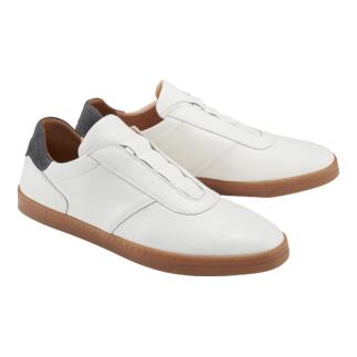 Twee OCONI slip-on schoenen als paar, wit en grijs.