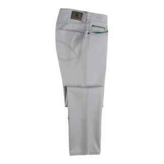 Grijze canvas vijf-pocket broek in zijaanzicht.