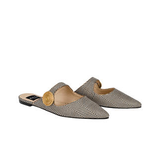 Twee spitse mules in zwart/wit met decoratief detail.