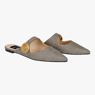 Twee spitse mules in zwart/wit met decoratief detail.