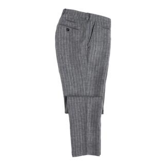 Grijze gestreepte broek vanuit een zijaanzicht.