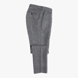 Grijze gestreepte broek vanuit een zijaanzicht.
