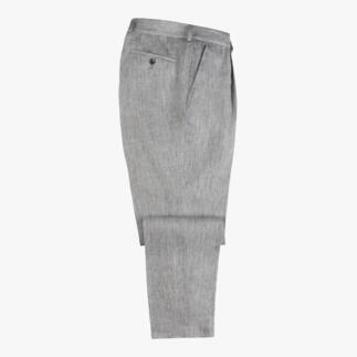 Grijze linnen broek op een witte achtergrond gepresenteerd.