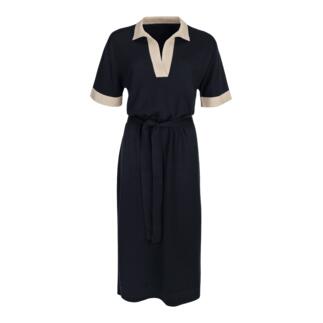 Vooraanzicht van een navyblauwe jurk met beige mouwen en riem.
