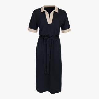 Vooraanzicht van een navyblauwe jurk met beige mouwen en riem.