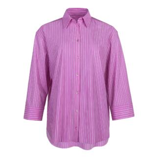 Vooraanzicht van een roze gestreepte blouse met knopen.