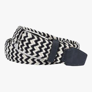 Navy/crème elastische riem op een witte achtergrond.