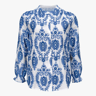 Blau en wit blouse met lange mouwen op een witte achtergrond.
