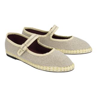 Beige linnen Mary Janes in paar, lichtjes zijwaarts geplaatst.
