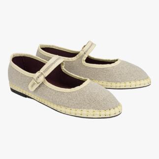 Beige linnen Mary Janes in paar, lichtjes zijwaarts geplaatst.