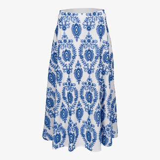 Lange rok met blauw-witte ornamenten en brede zoom.