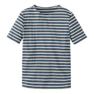 Gestreept T-shirt in jeanskleurig en ecru op een witte achtergrond.