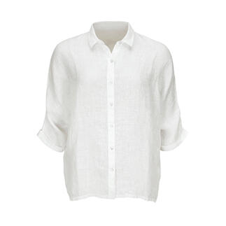 Witte linnen blouse op lichte achtergrond.