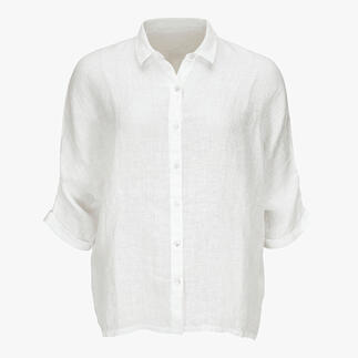 Witte linnen blouse op lichte achtergrond.