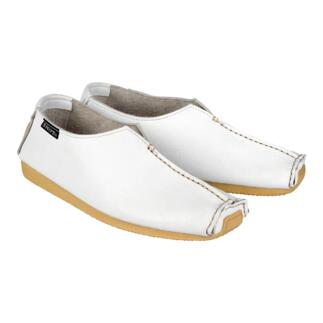Twee witte Snipe® comfortabele slippers van voren.