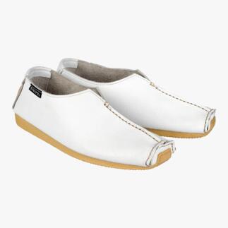 Twee witte Snipe® comfortabele slippers van voren.
