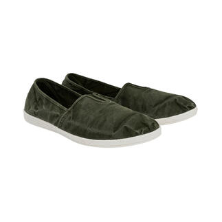 Twee donkergroene Natural World slip-ons van voren.