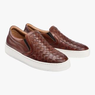Twee bruine Casanova kalfleren gevlochten slippers van voren.