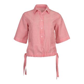 Vrouw in een rode seersucker boxy blouse, maat 34.