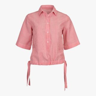 Vrouw in een rode seersucker boxy blouse, maat 34.