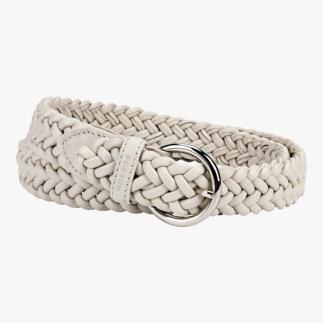 Elastische leren gevlochten riem in offwhite, liggend op een tafel.