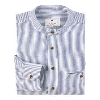 Gestreepte grandfather zondag shirt in blauw en wit, gevouwen op een tafel.