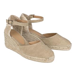 Duo van Castañer wedge espadrilles in beige op een witte achtergrond.