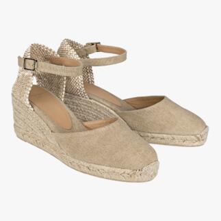Duo van Castañer wedge espadrilles in beige op een witte achtergrond.