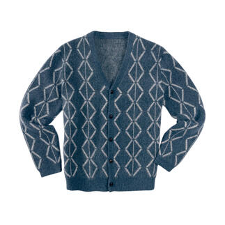 Blauwe geborstelde alpaca cardigan met ruitpatroon op een witte achtergrond.